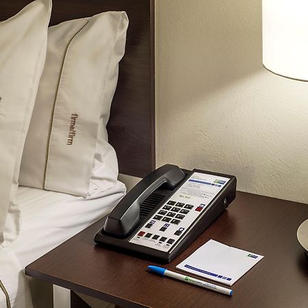 ホリデイ イン エクスプレス グアイマス エクステリア 写真 A telephone in a hotel room