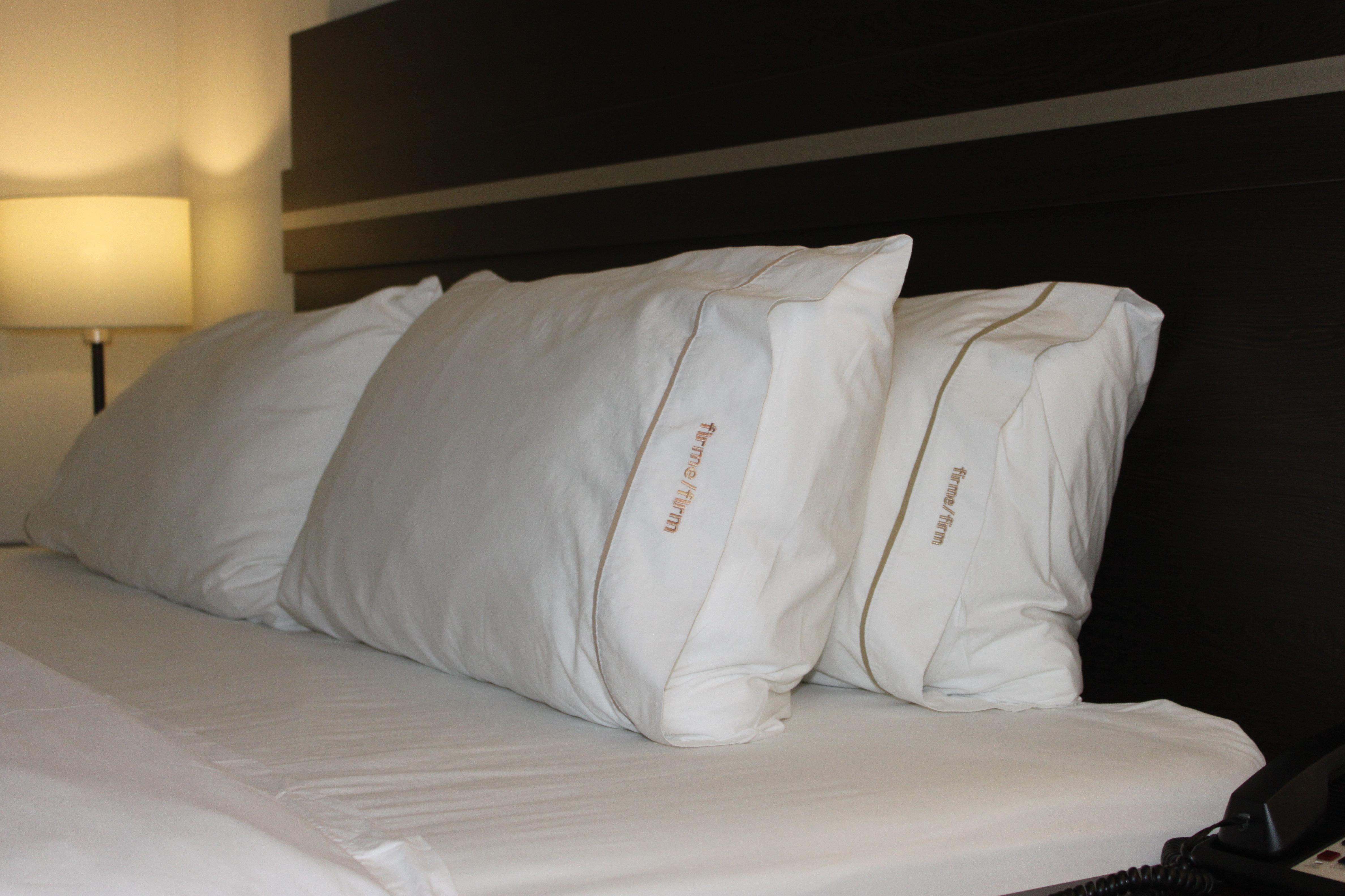 ホリデイ イン エクスプレス グアイマス エクステリア 写真 Pillows on a bed