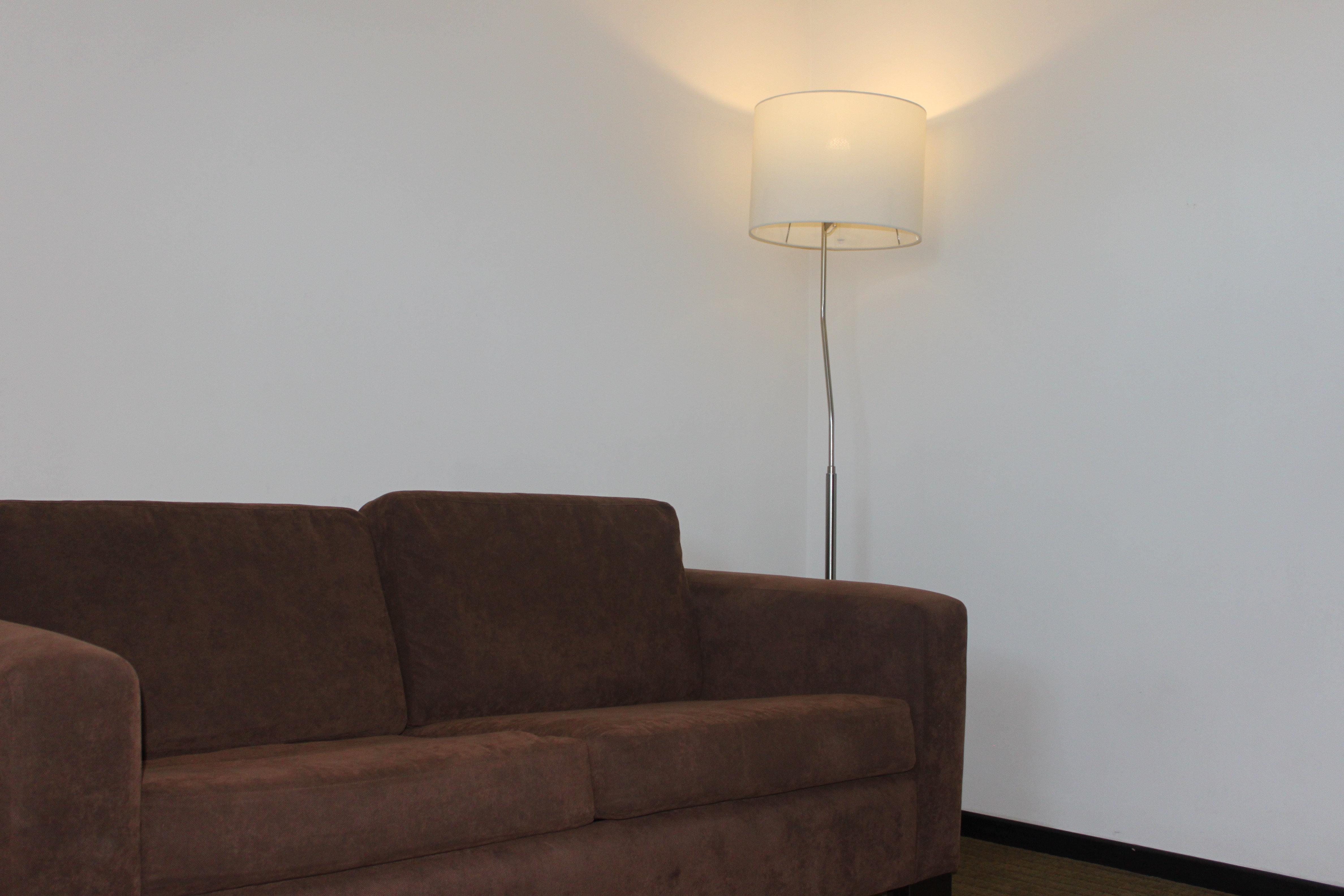 ホリデイ イン エクスプレス グアイマス エクステリア 写真 A floor lamp