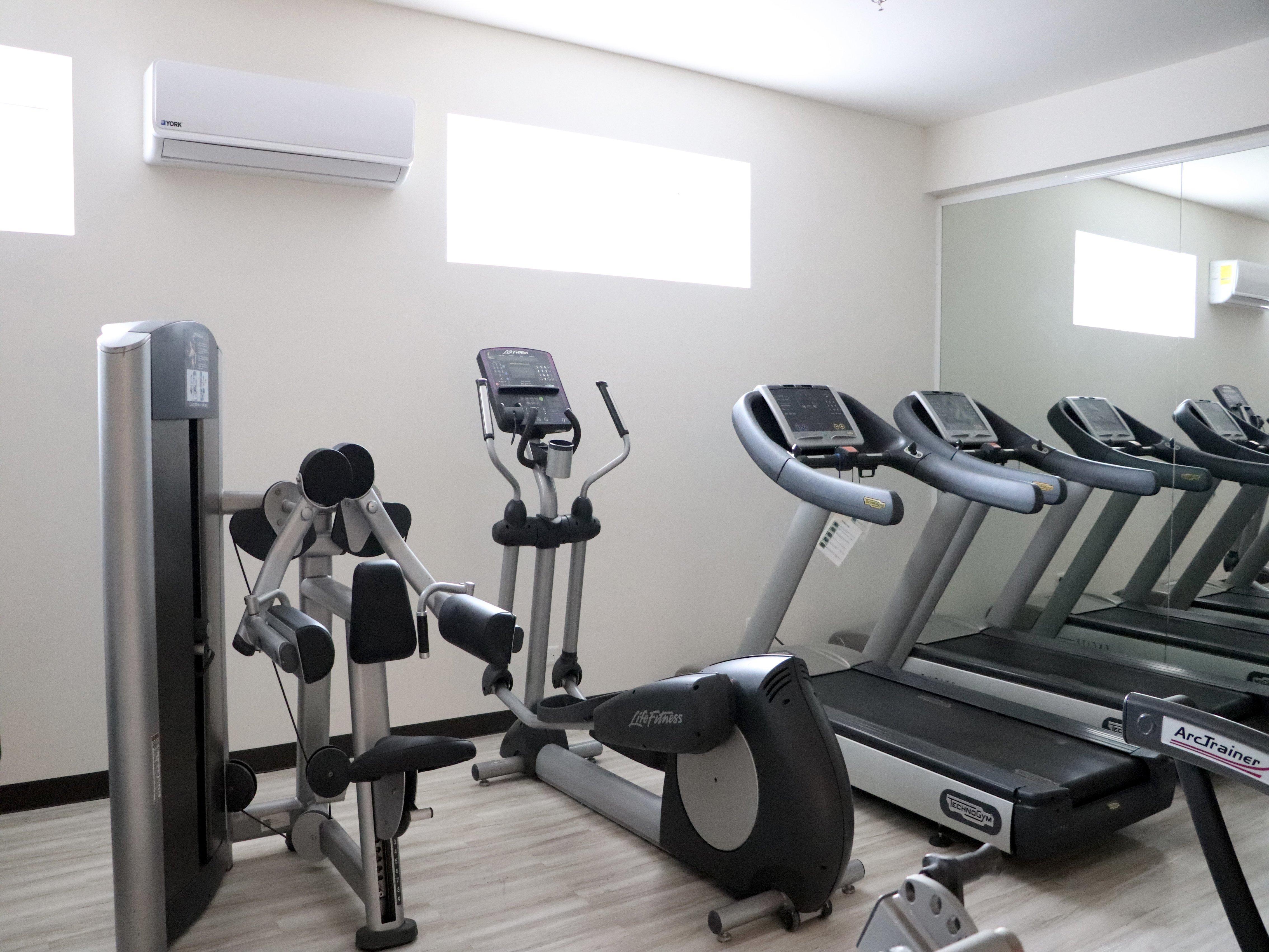 ホリデイ イン エクスプレス グアイマス エクステリア 写真 A gym in a hotel