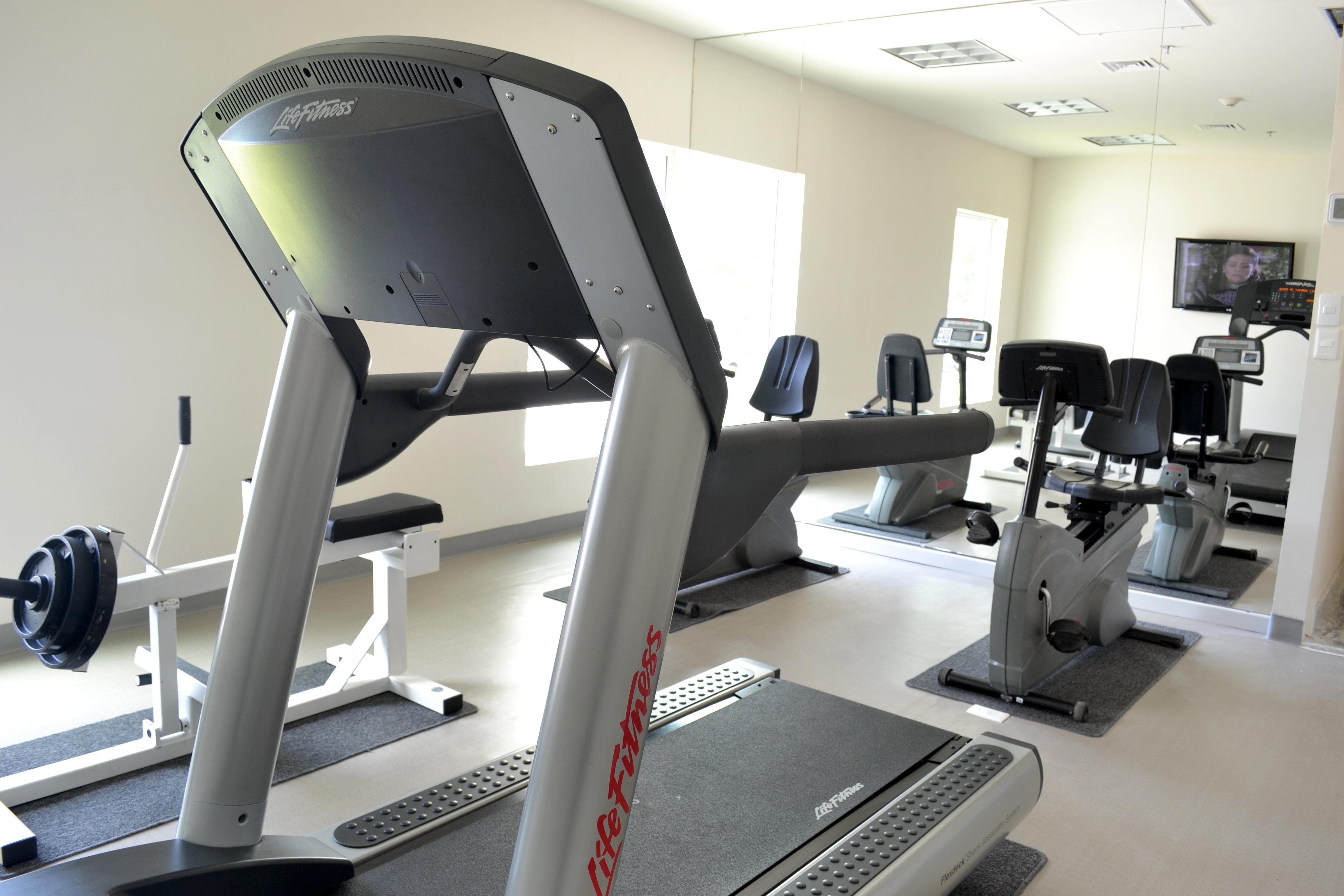 ホリデイ イン エクスプレス グアイマス エクステリア 写真 A treadmill