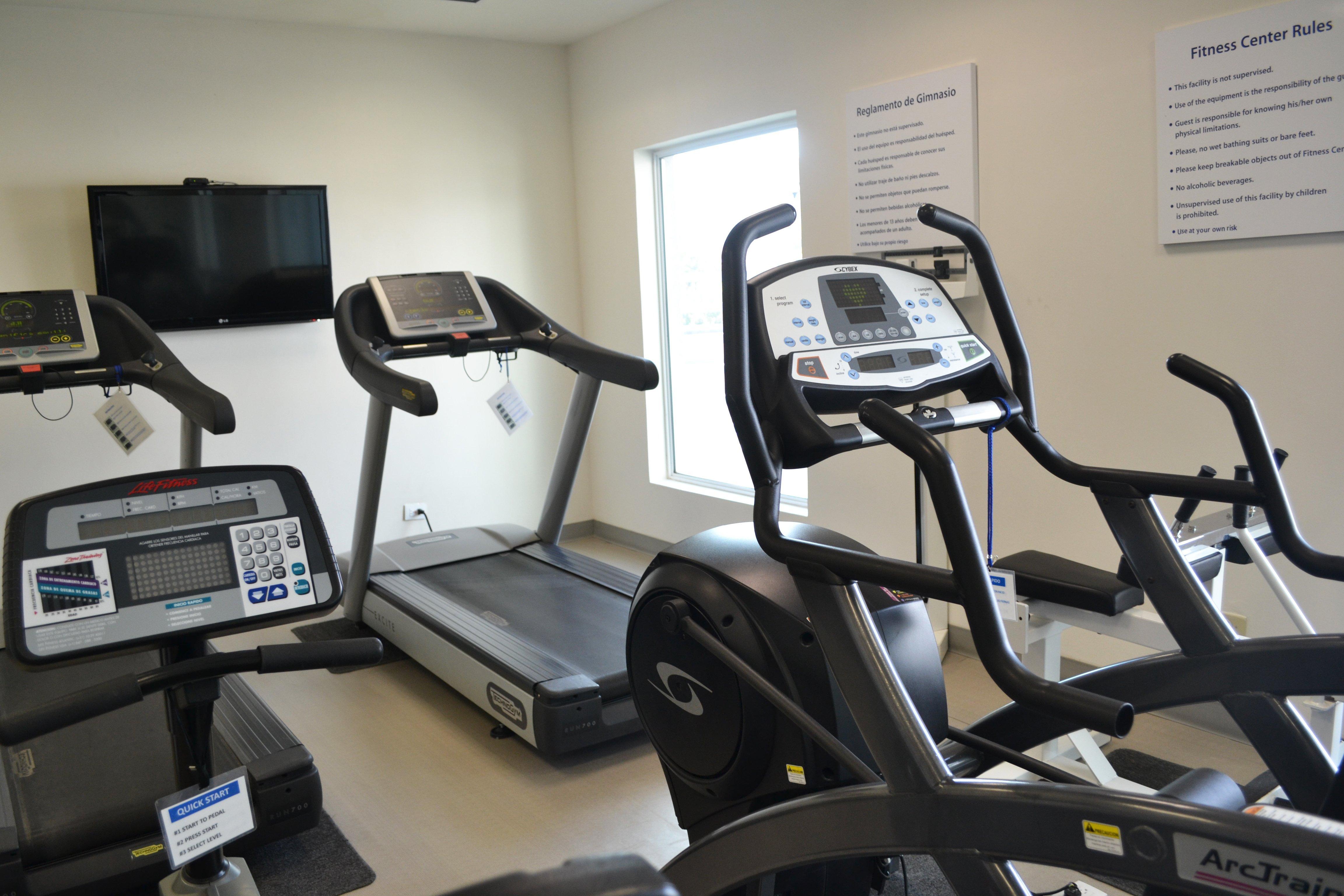 ホリデイ イン エクスプレス グアイマス エクステリア 写真 A typical gym