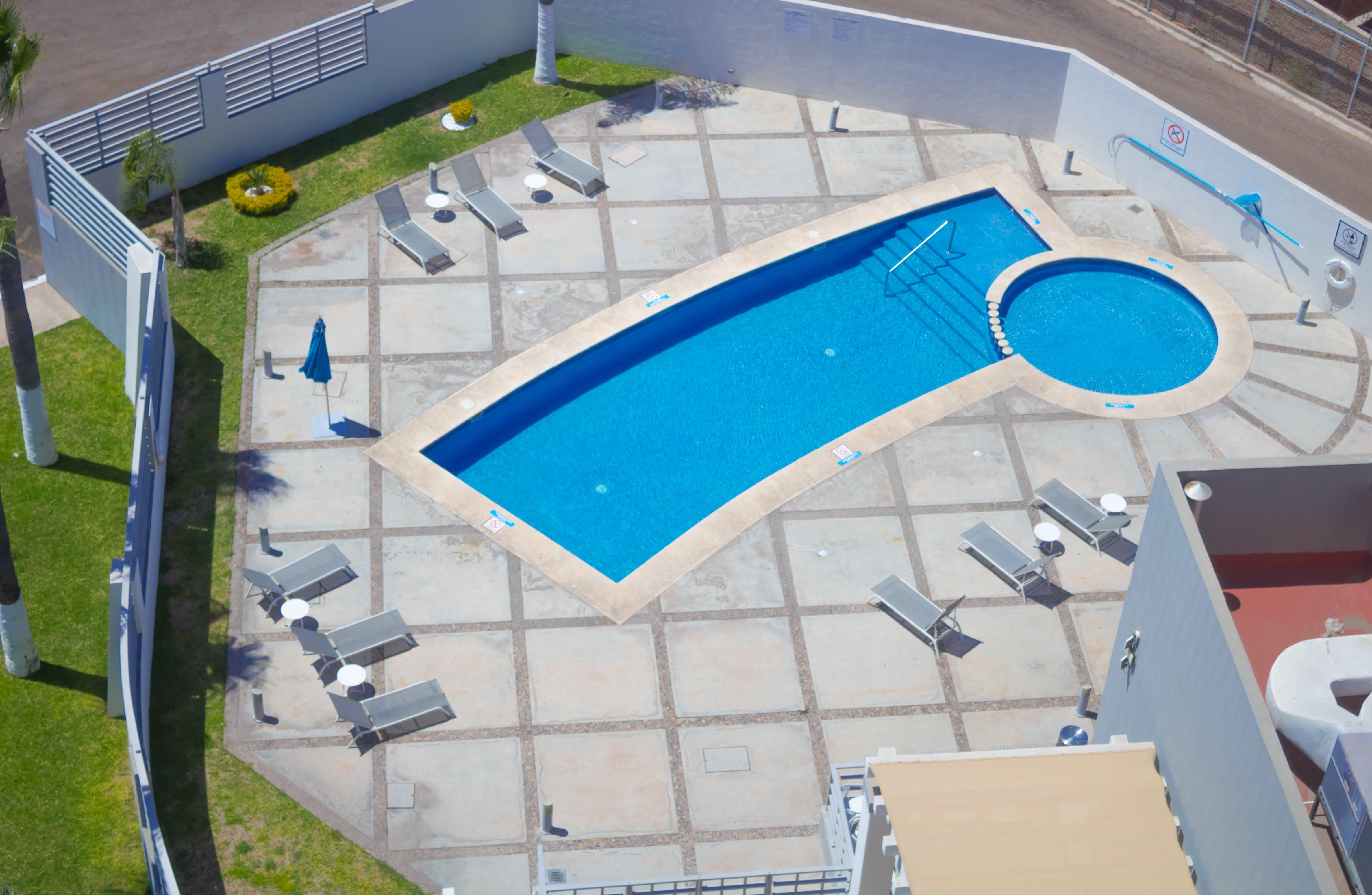 ホリデイ イン エクスプレス グアイマス エクステリア 写真 Aerial view of a swimming pool