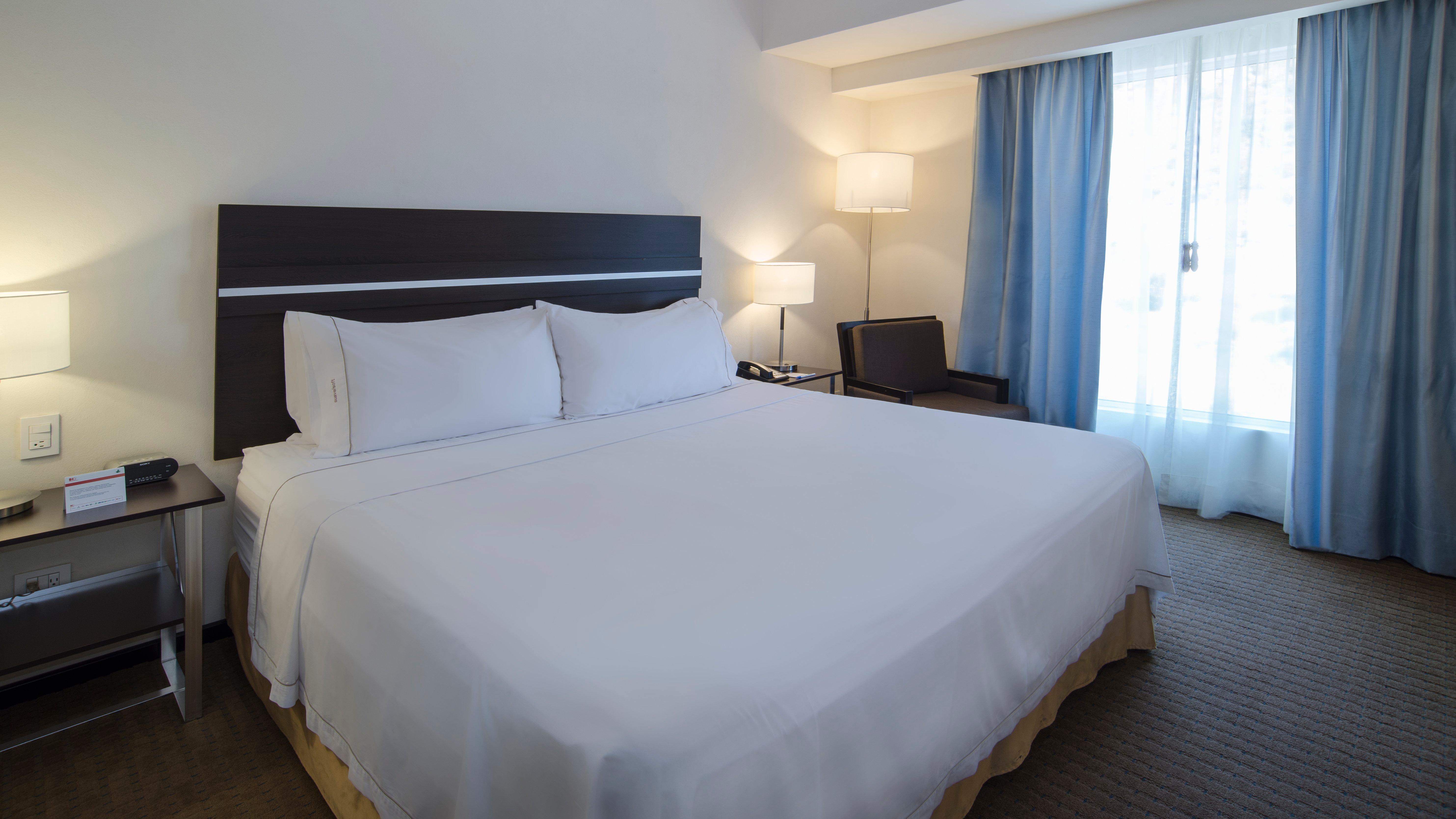 ホリデイ イン エクスプレス グアイマス エクステリア 写真 A typical bedroom at the Residence Inn
