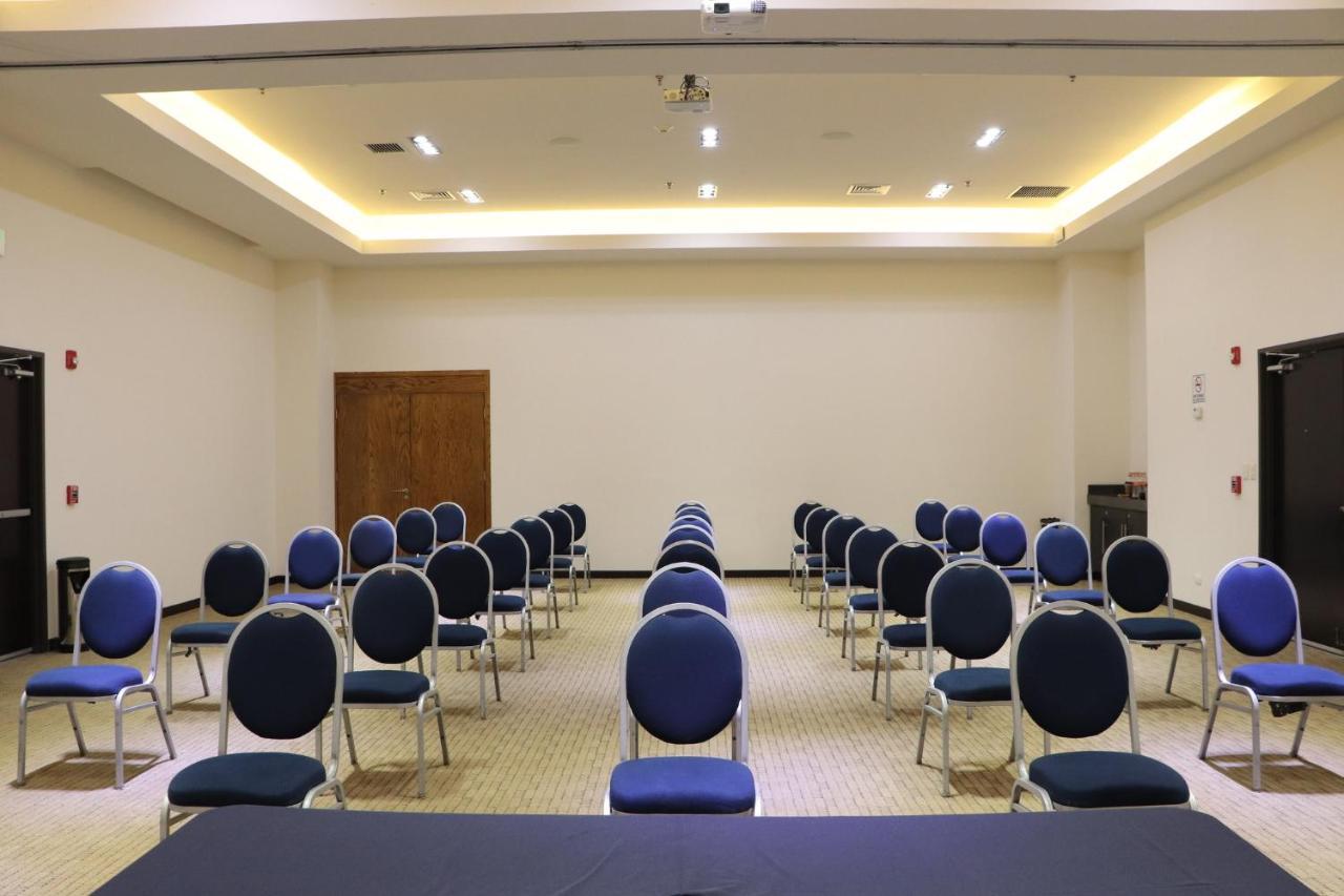 ホリデイ イン エクスプレス グアイマス エクステリア 写真 A meeting room at the hotel