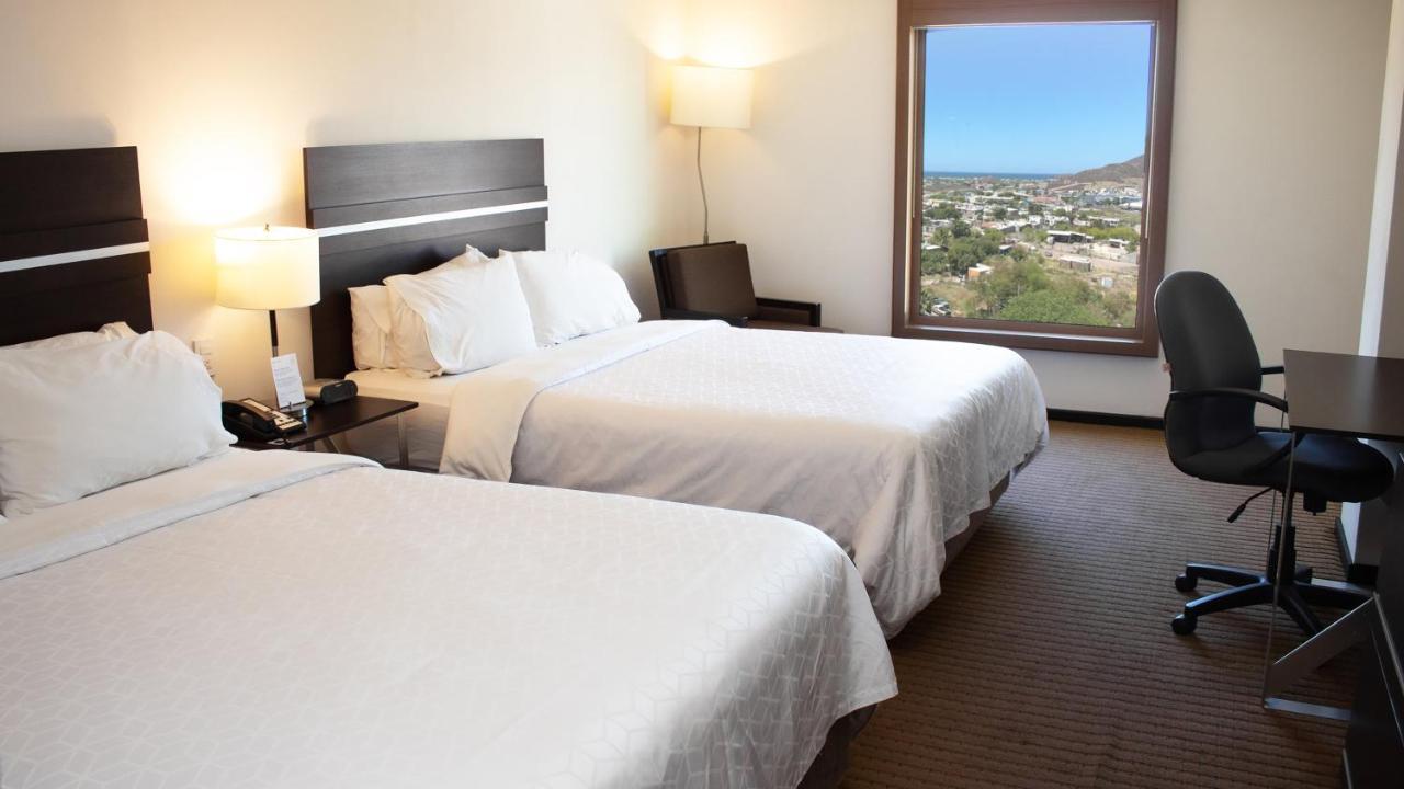 ホリデイ イン エクスプレス グアイマス エクステリア 写真 A typical room at the Best Western Premier Executive Residency