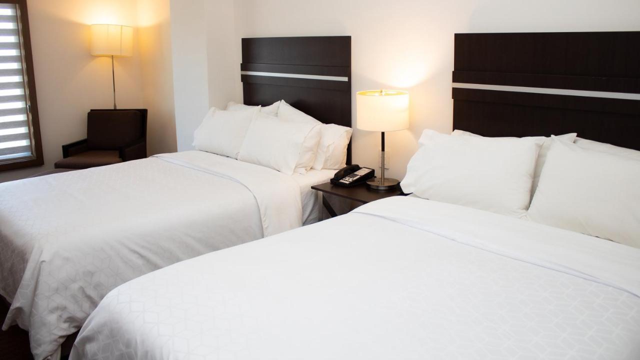ホリデイ イン エクスプレス グアイマス エクステリア 写真 A typical room at the Hilton Garden Inn