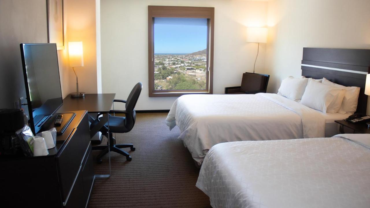 ホリデイ イン エクスプレス グアイマス エクステリア 写真 A typical room at the Hilton Garden Inn in Albuquerque, New Mexico
