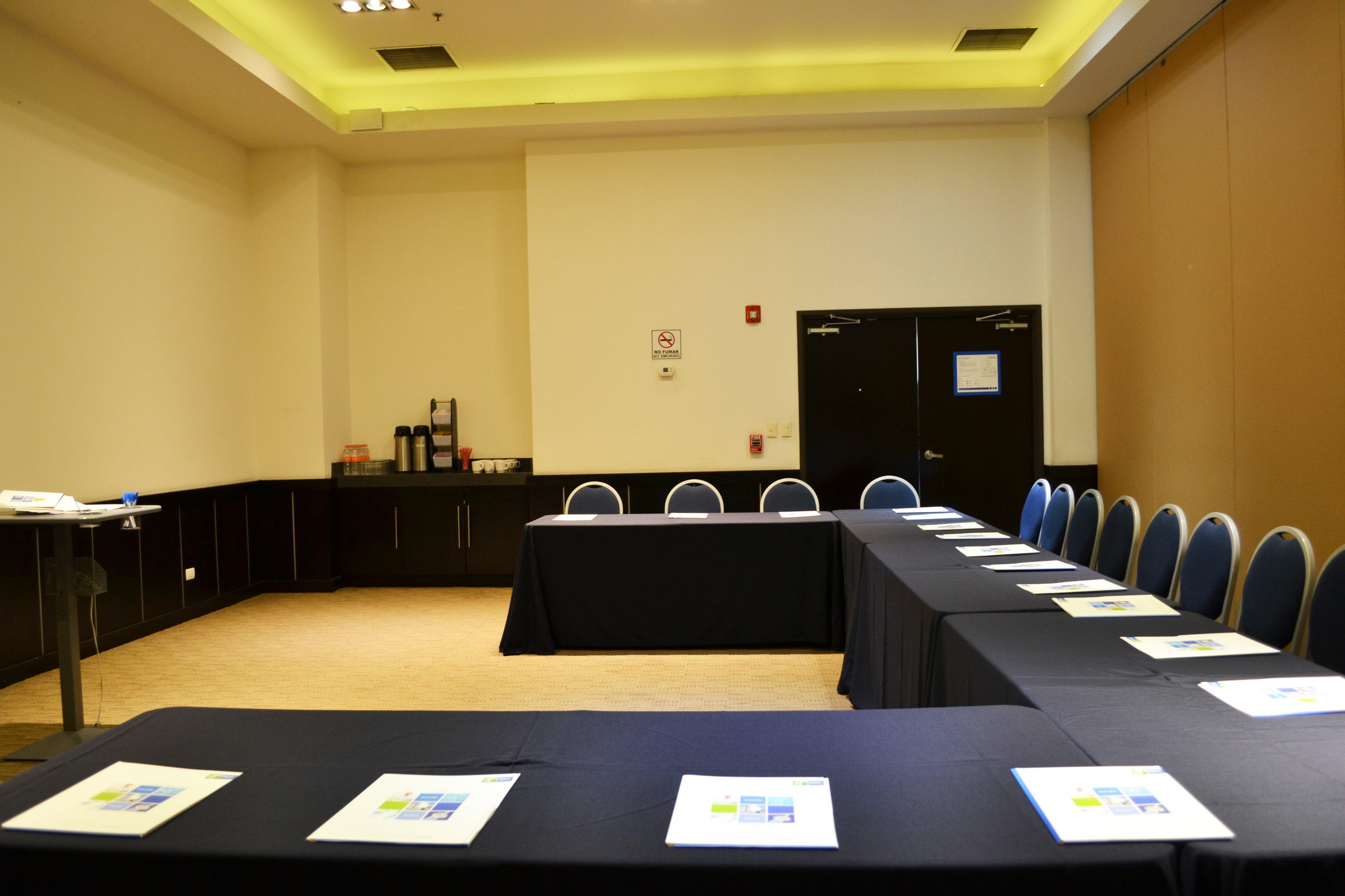 ホリデイ イン エクスプレス グアイマス エクステリア 写真 A meeting room at the hotel
