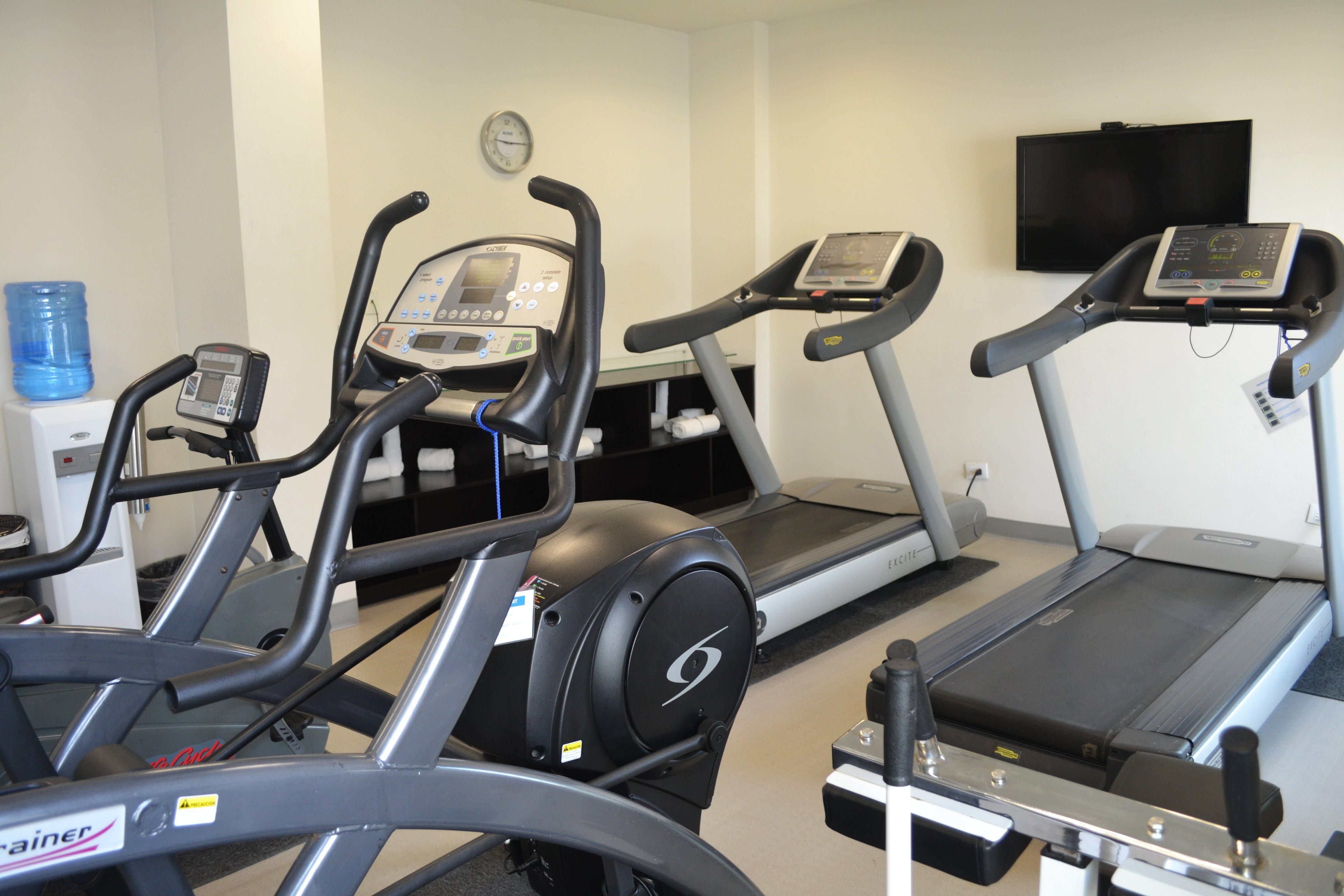 ホリデイ イン エクスプレス グアイマス エクステリア 写真 A typical gym