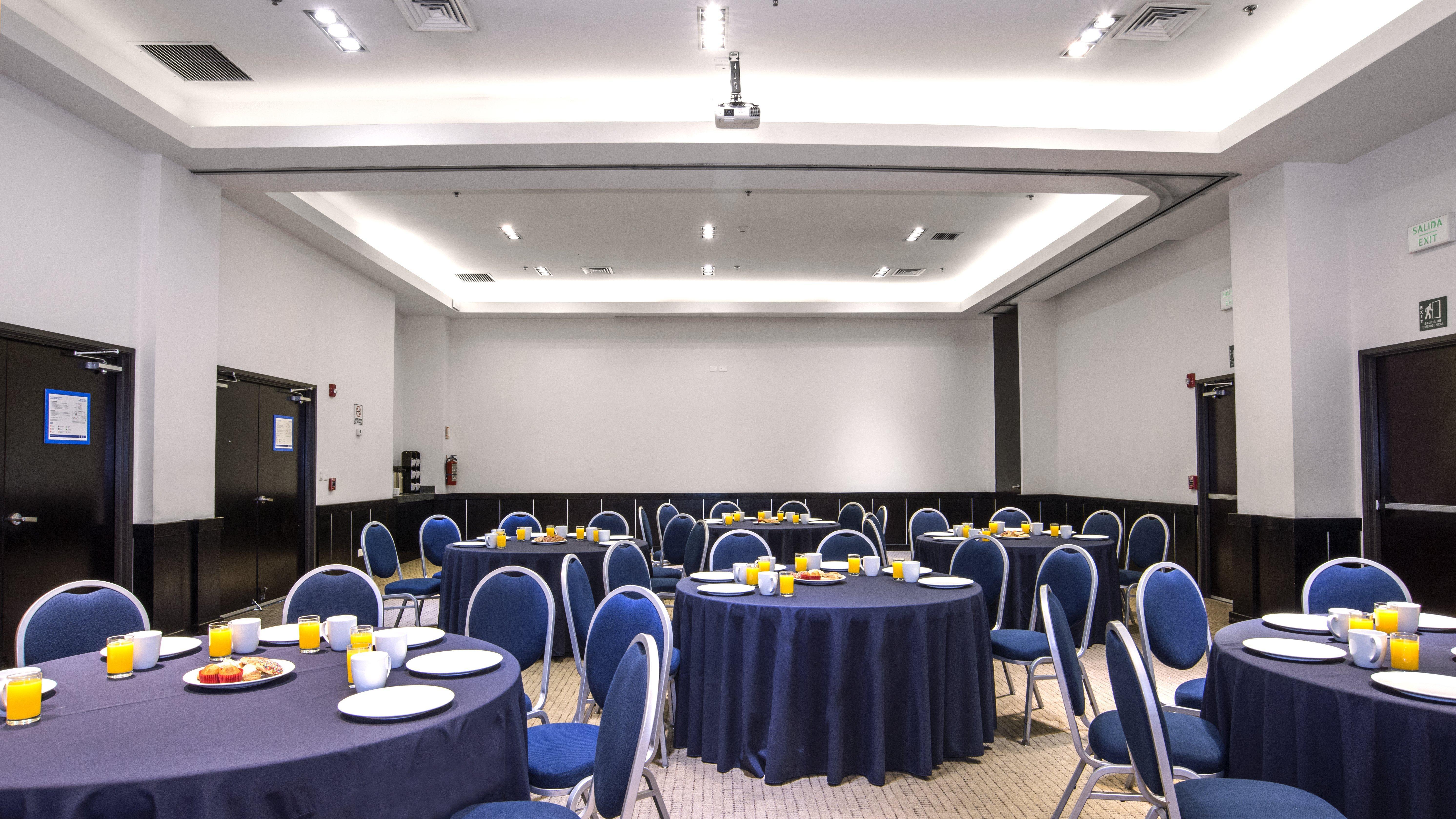 ホリデイ イン エクスプレス グアイマス エクステリア 写真 A typical meeting room