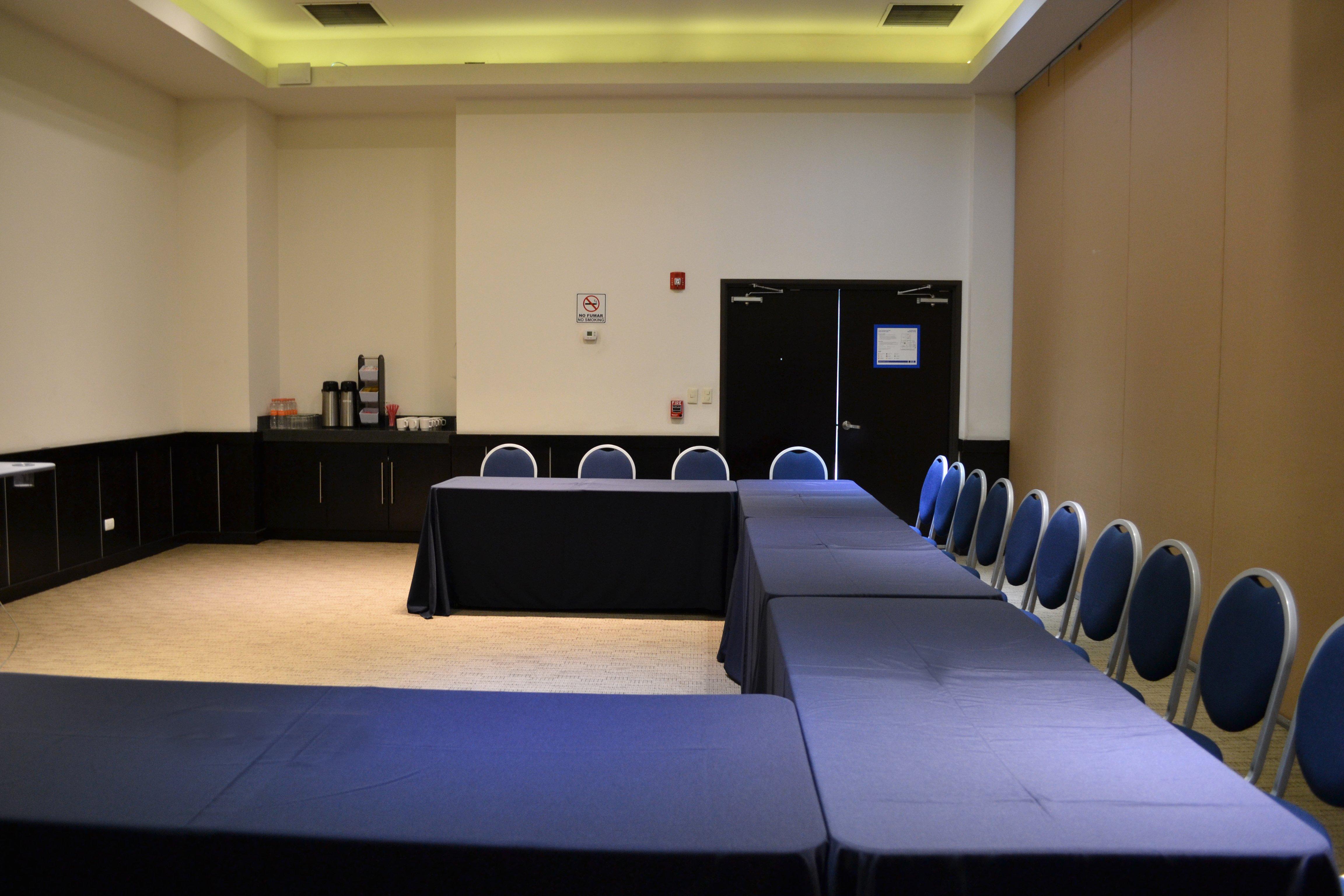 ホリデイ イン エクスプレス グアイマス エクステリア 写真 A meeting room at the hotel