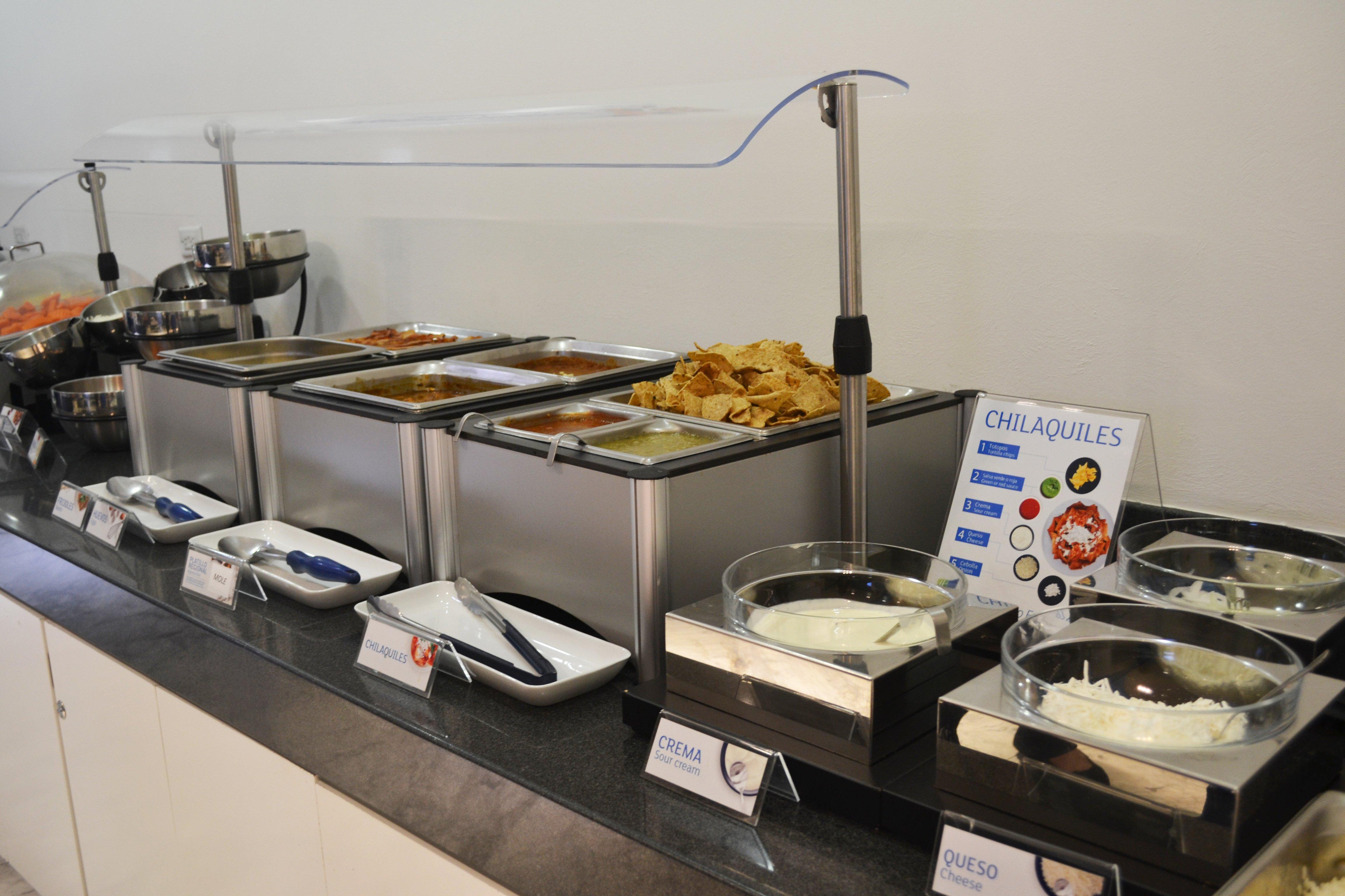 ホリデイ イン エクスプレス グアイマス エクステリア 写真 A chafing dish with a pump