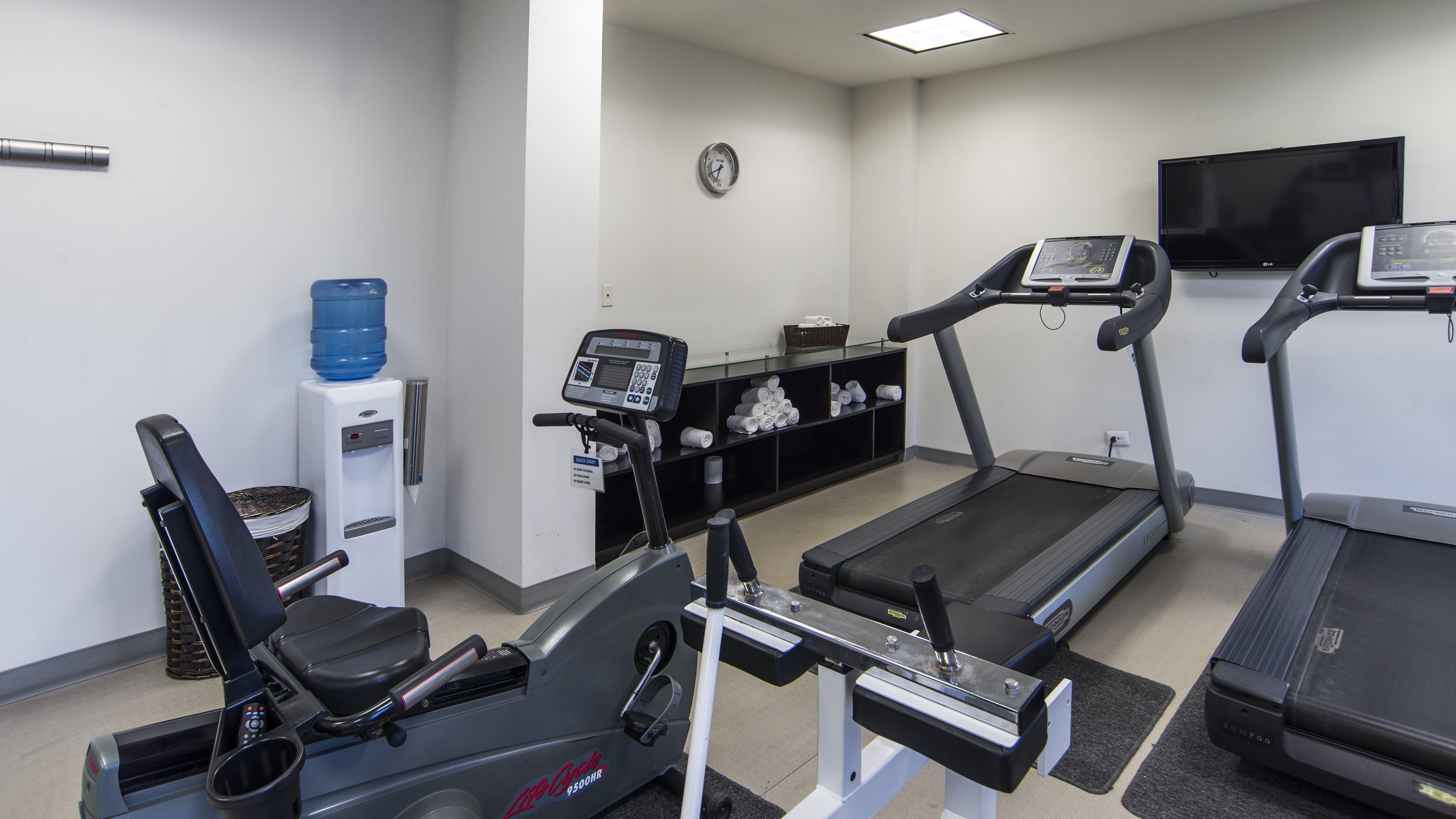 ホリデイ イン エクスプレス グアイマス エクステリア 写真 A treadmill in a gym