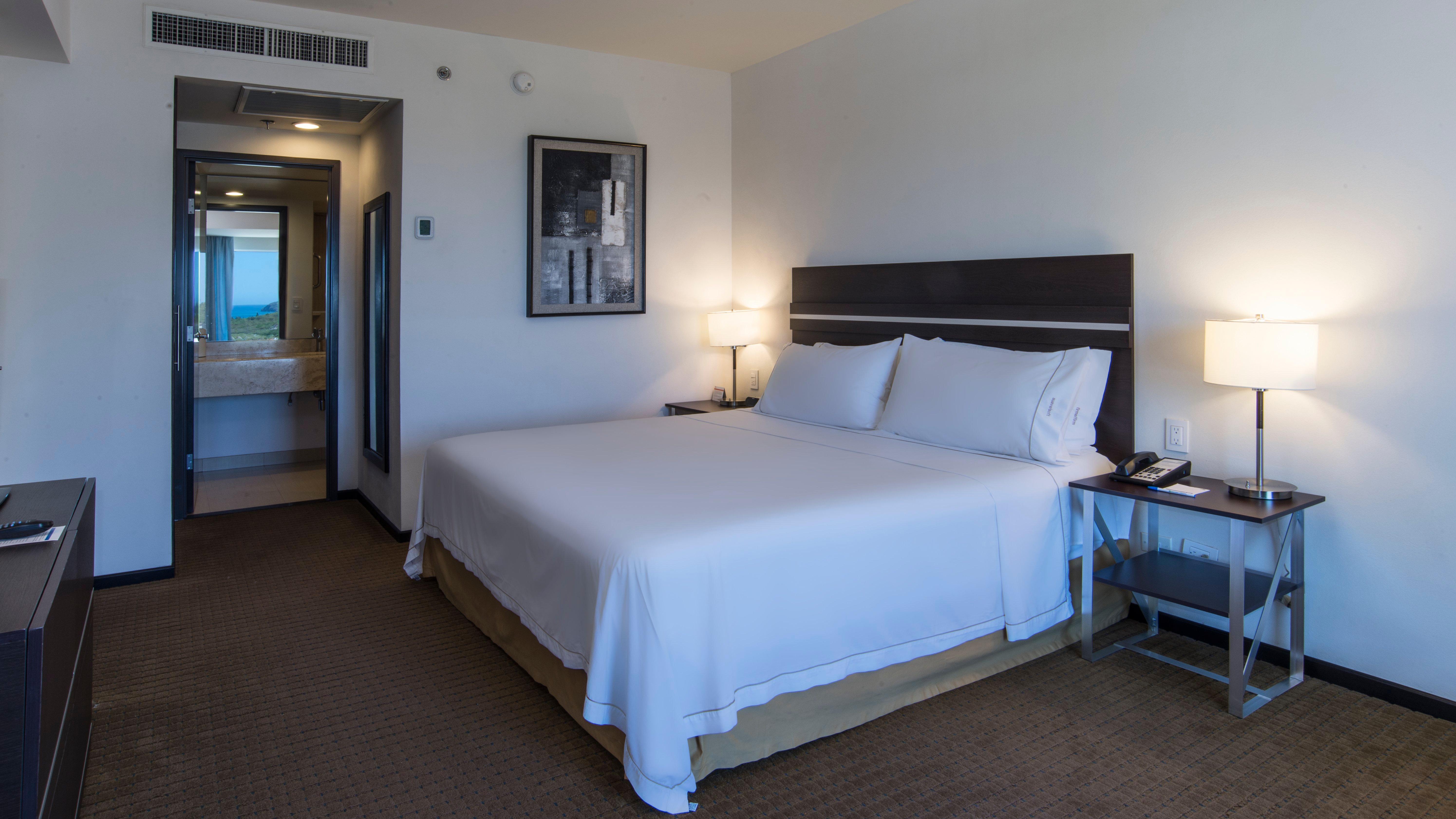 ホリデイ イン エクスプレス グアイマス エクステリア 写真 A guest room at the Hilton San Diego Bayfront