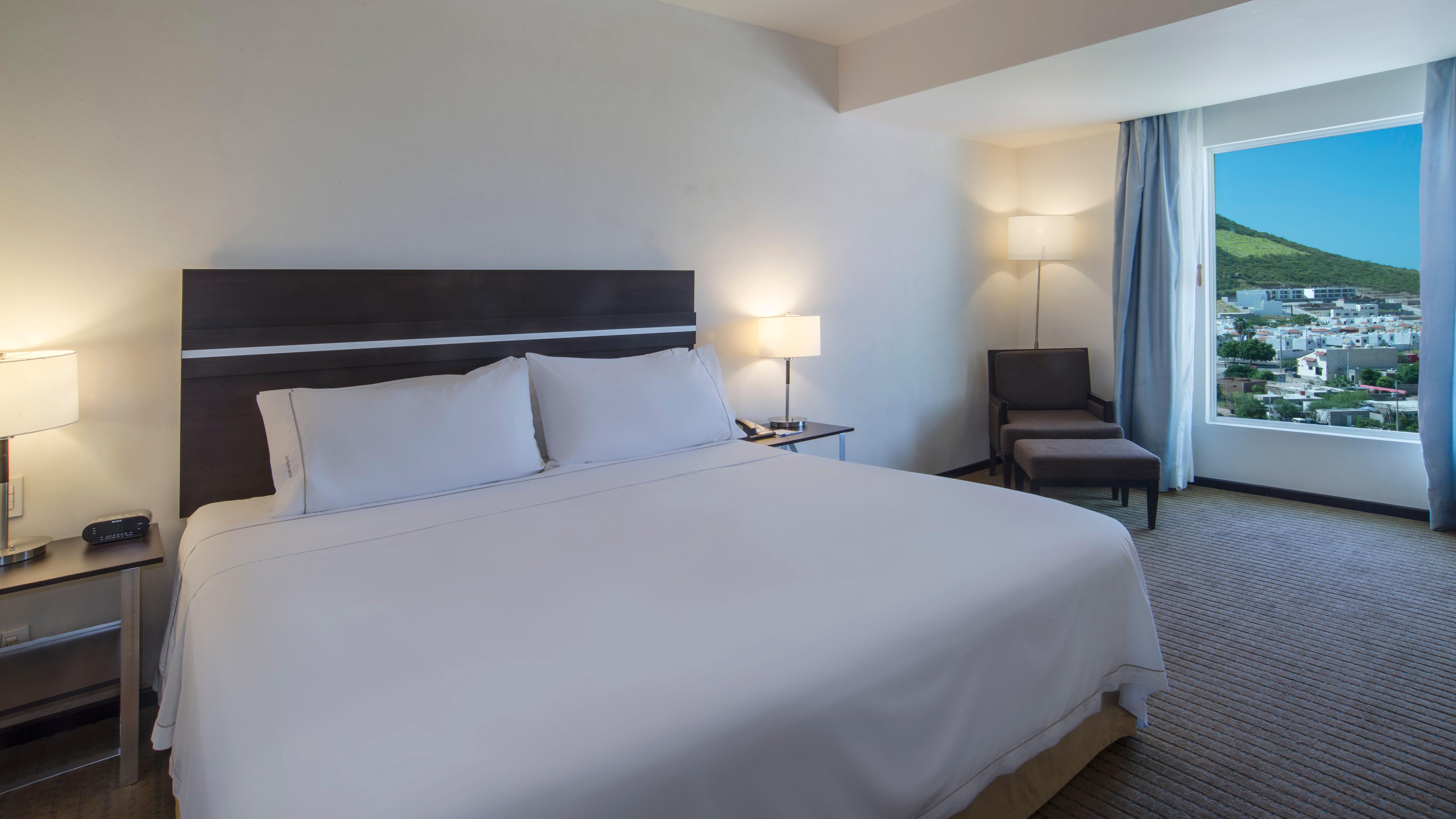 ホリデイ イン エクスプレス グアイマス エクステリア 写真 A guest room at the Hilton San Francisco Airport