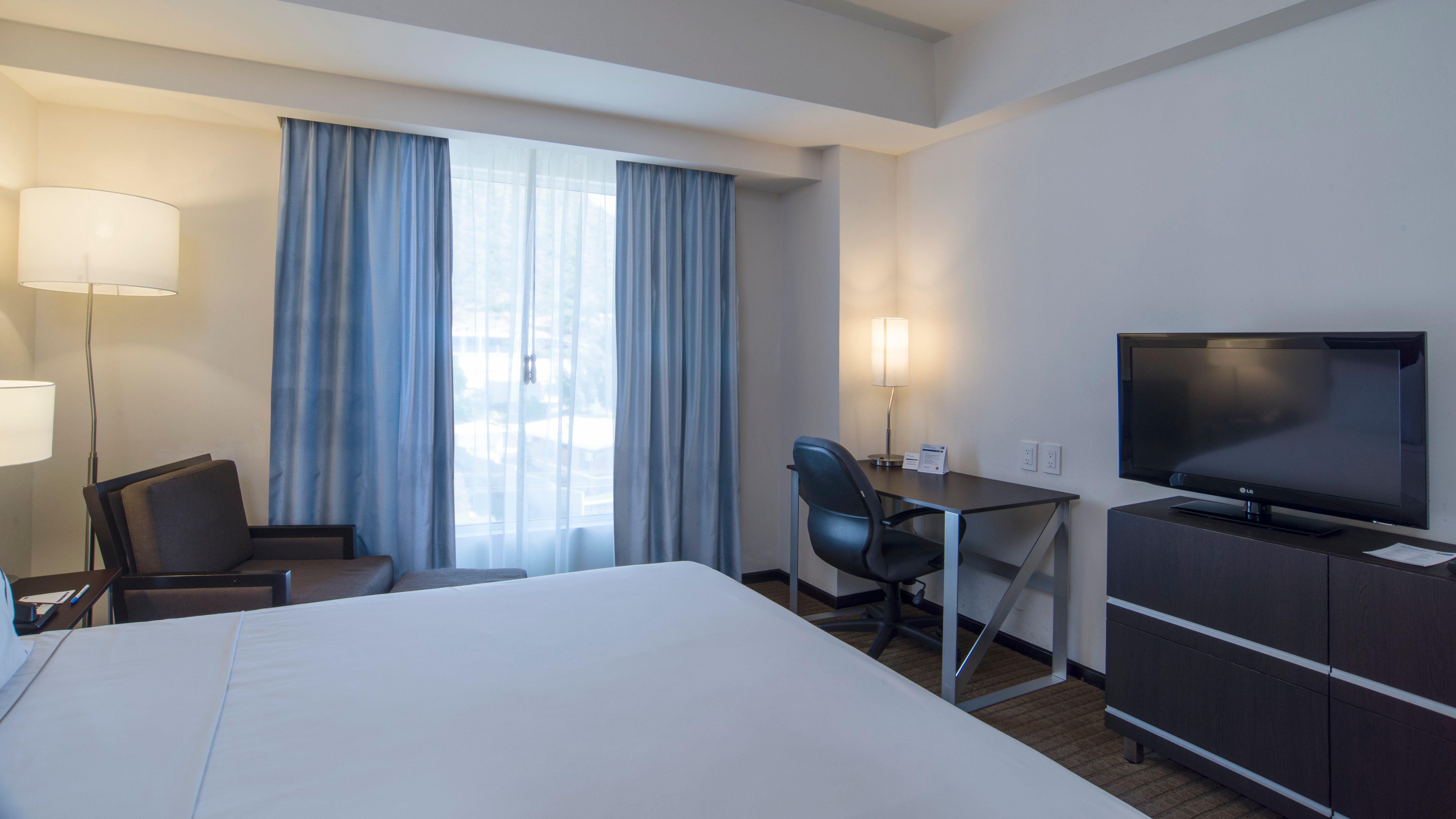 ホリデイ イン エクスプレス グアイマス エクステリア 写真 A typical room at the Residence Inn