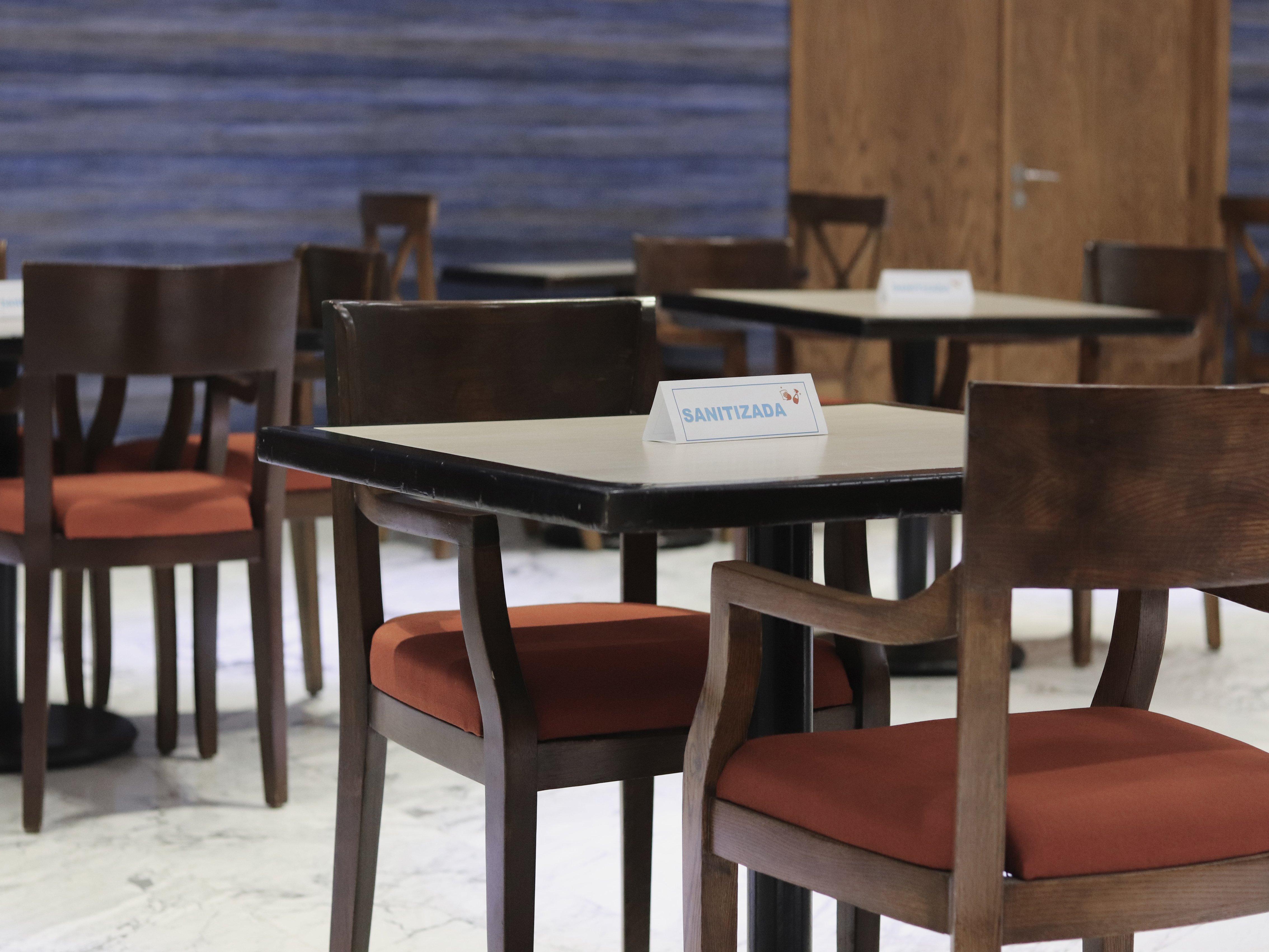 ホリデイ イン エクスプレス グアイマス エクステリア 写真 A table and chairs