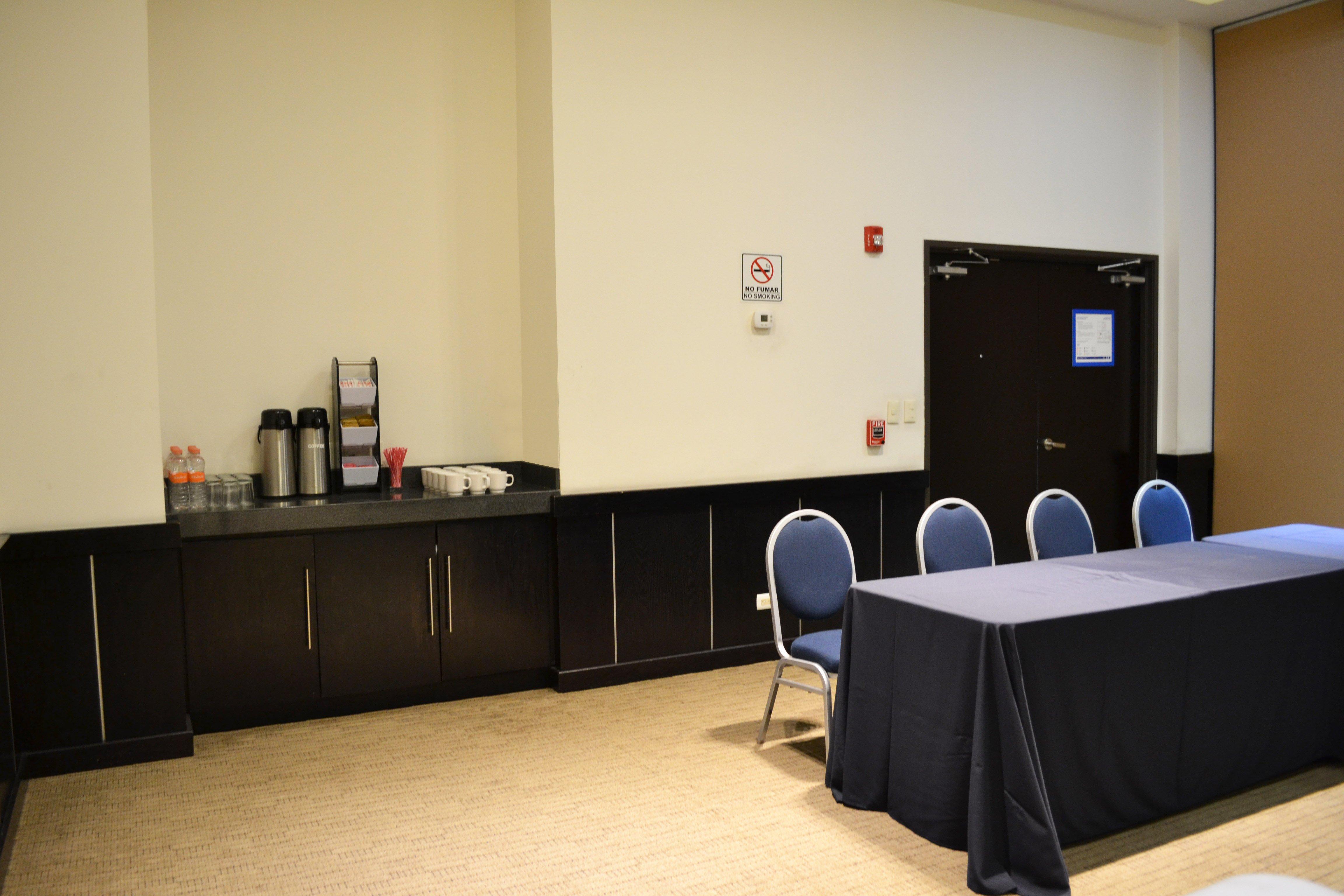 ホリデイ イン エクスプレス グアイマス エクステリア 写真 A typical coffee break area