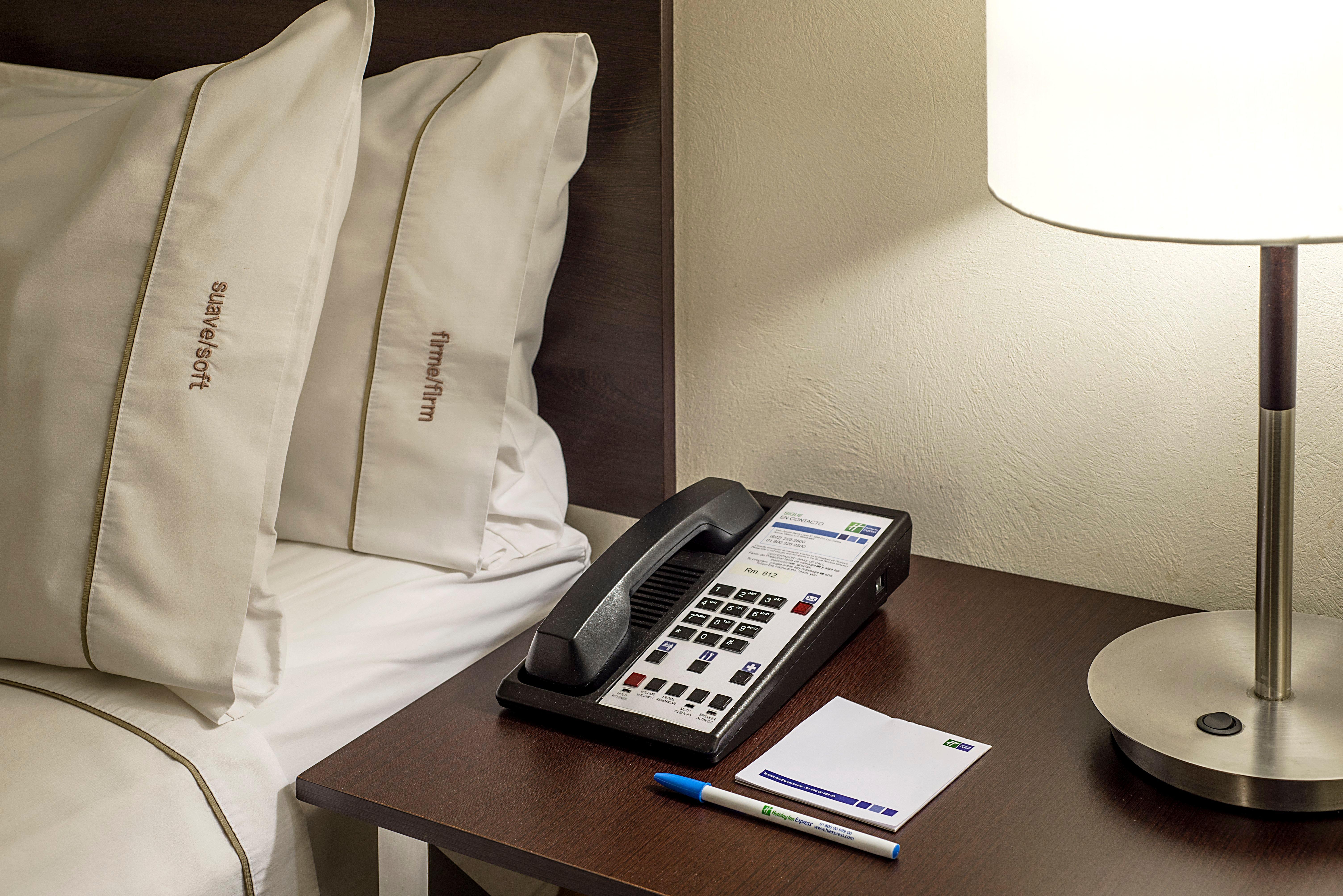 ホリデイ イン エクスプレス グアイマス エクステリア 写真 A telephone in a hotel room