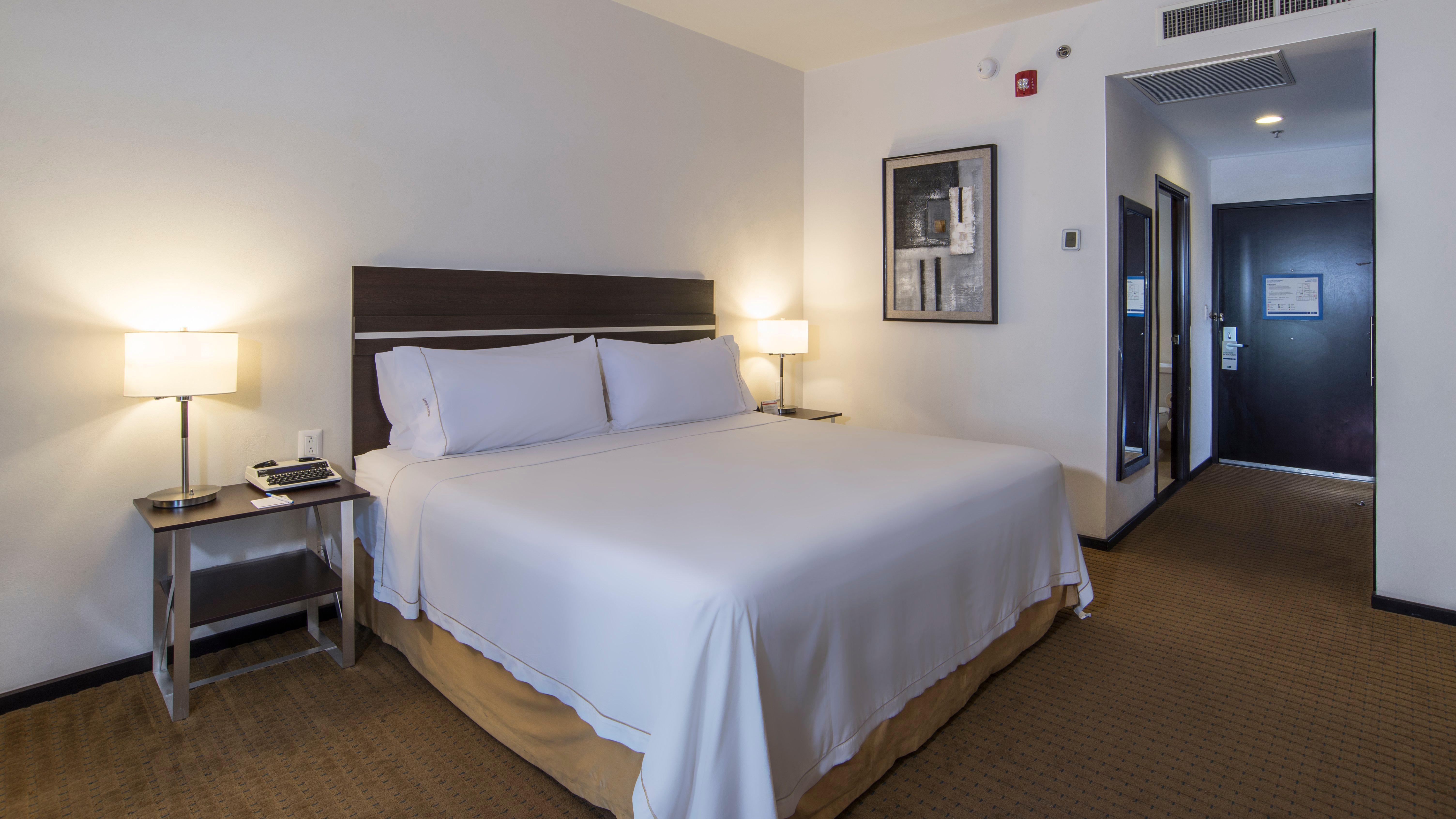 ホリデイ イン エクスプレス グアイマス エクステリア 写真 A room at the Hilton Garden Inn in San Francisco